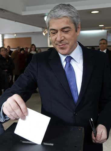 Portuguese Prime Minister Jose Socrates casts his vote during Portugal&apos;s presidential elections in Lisbon, Jan 23, 2011. [China Daily/Agencies] 