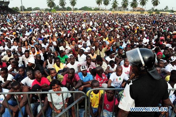 Supporters of Cote d&apos;Ivoire&apos;s incumbent Laurent Gbagbo gather at the Champroux stadium in Abidjan, Cote d&apos;Ivoire, Jan. 23, 2011. The African Union (AU), the European Union (EU), the Economic Community of West African States (ECOWAS) and the United States, have recognized Gbagbo&apos;s rival Alassane Ouattara as president of Cote d&apos;Ivoire, and have since urged Gbagbo to cede power. [Xinhua]