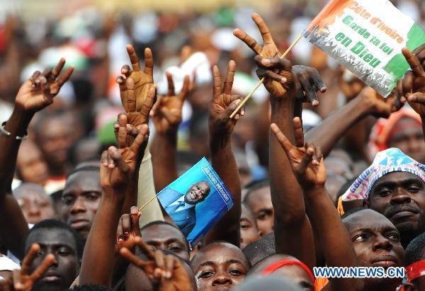 Supporters of Cote d&apos;Ivoire&apos;s incumbent Laurent Gbagbo gather at the Champroux stadium in Abidjan, Cote d&apos;Ivoire, Jan. 23, 2011. [Xinhua] 