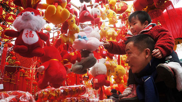 People shop for New Year decorations at a market in Guiyang, Southwest China&apos;s Guizhou province, Jan 23, 2011. [Photo/Xinhua] 