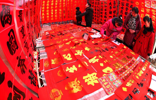 People buy New Year decorations in Lushi county, Central China&apos;s Henan province, Jan 23, 2011. [Photo/Xinhua]