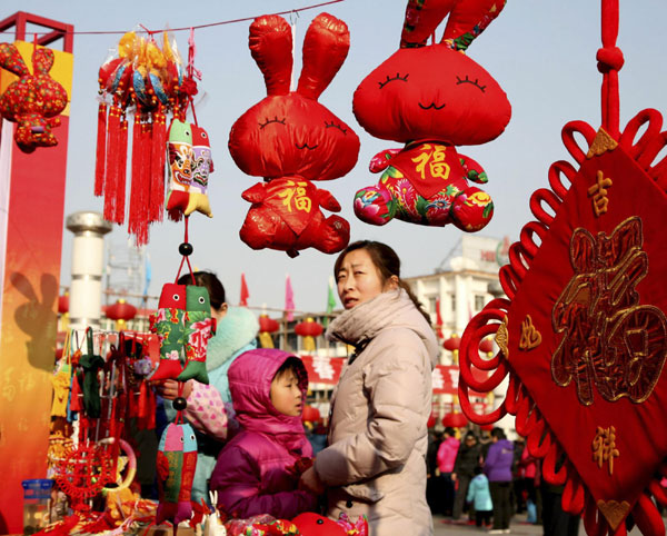 People shop for Spring Festival decorations at a market in Huairou district, Beijing, Jan 23, 2011. [Photo/Xinhua]