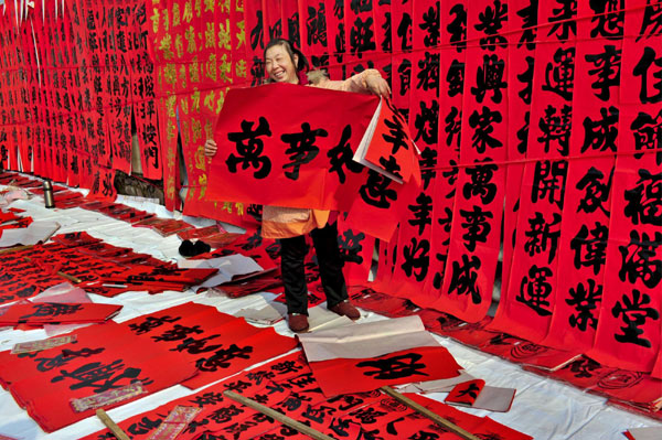 A vendor sells Spring Festival decorations at a village fair in East China&apos;s Zhejiang province, Jan 23, 2011. [Photo/Xinhua]