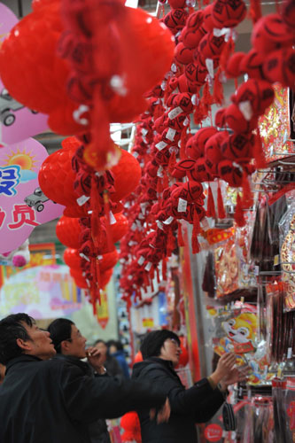 People buy New Year decorations at a market in Hefei, capital of East China&apos;s Anhui province, Jan 23, 2010. [Photo/Xinhua] 