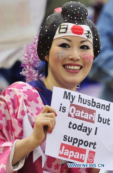 A fan holds a note expressing her support to the Japanese team before the 2011 Asian Cup quarter-final football match between Qatar and Japan in Doha, capital of Qatar, Jan. 21, 2011. (Xinhua/Tao Xiyi) 