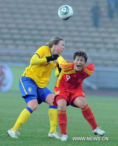 Ma Jun (R) of China vies with Sara Larson of Sweden during the Four Nation Women's Tournament 2011 match in Yongchuan District of southwest China's Chongqing Municipality, Jan. 23, 2011. China won 2-1. (Xinhua/Zhou Hengyi) 