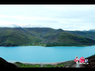 Yamdrok Lake, along with Nam Co and Mapam Yum Co, is one of Tibet's three holy lakes. It's the largest freshwater lake at the Himalayas' foot. The 638-sq-km body of water is situated about 4,441 meters above sea level and is believed to be the woman guardian of Buddhism in Tibet. [Photo by Chen Zhu]