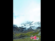 Located in the junction of Nanggarze County, Shannan Prefecture southeastern Tibet and Gyangze County, Xigaze Prefecture, southwestern Tibet, Karola Glacier is the glacier closest to a highway in Tibet.  Lying in the northern section of the Himalayas, the Karola Glacier, with an area of 9.4 sq km, is only 300 m from a a road. [Photo by Chen Zhu]