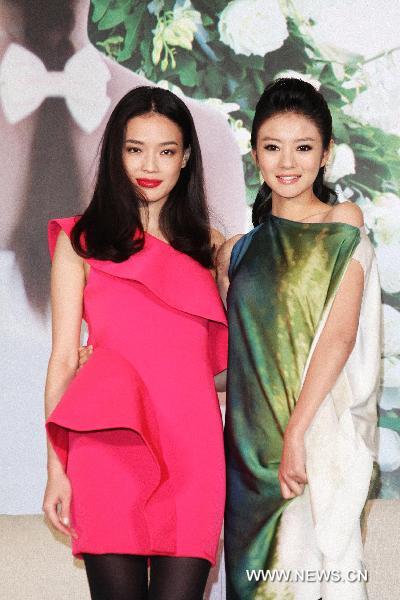 Actresses Ady An (R) and Hsu Chi attend a press conference promoting the film 'If You Are the One II' in Taipei, southeast China's Taiwan, Jan. 22, 2011. The movie will be on show in Taiwan on Jan. 28, 2011.