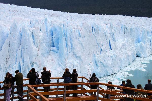 Visiters look at the Perito Moreno glacier in Patagonia, Argentina, Jan. 20, 2011. According to a report recently released by the United Nations Environment Program (UNEP), the glaciers in Patagonia melt the fastest in the world. [Xinhua] 