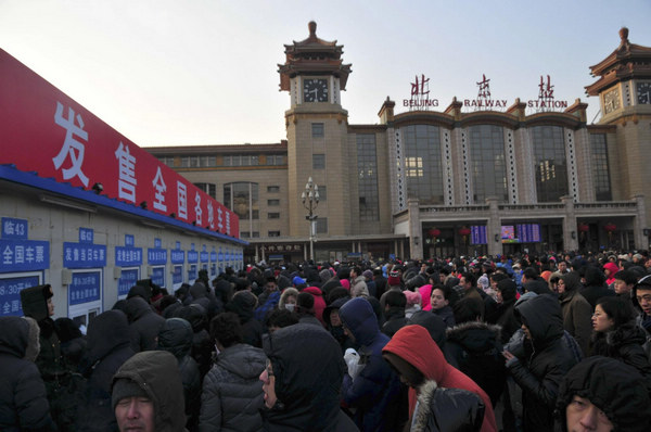 Passengers line up to buy train tickets at a temporary ticket agency at Beijing Railway Station in Beijing, capital city of China, Jan 22, 2011. [Photo/Xinhua] 
