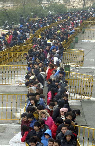 Passengers line up to buy train tickets at a temporary ticket agency in Suzhou, east China's Jiangsu Province, Jan 22, 2011. [Photo/Xinhua]     