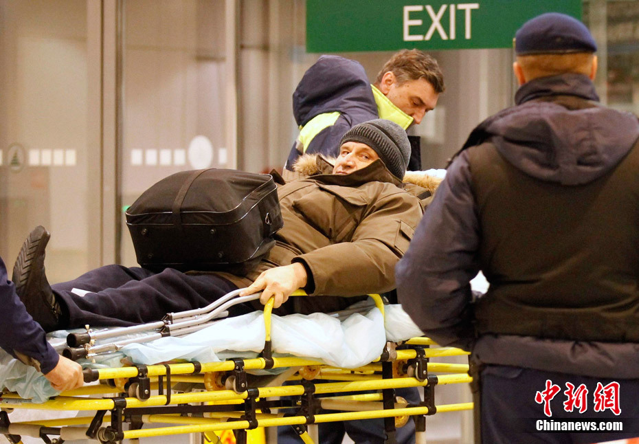 A victim of a bomb explosion is wheeled out by medics at Moscow&apos;s Domodedovo airport January 24, 2011.[Photo/Chinanews.com]