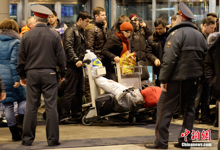 A suicide bomber carrying a suitcase walked into Moscow&apos;s Domodedovo airport and set off a huge explosion Monday, killing 35 people and wounding 180. January 24, 2011. [Photo/Chinanews.com]