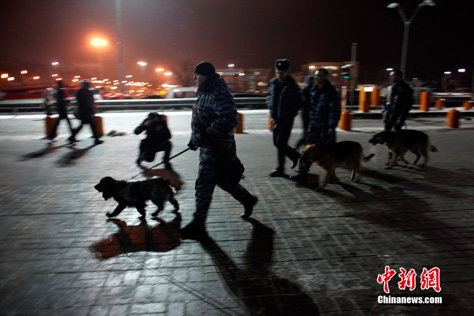 A suicide bomber carrying a suitcase walked into Moscow&apos;s Domodedovo airport and set off a huge explosion Monday, killing 35 people and wounding 180. January 24, 2011. [Photo/Chinanews.com]