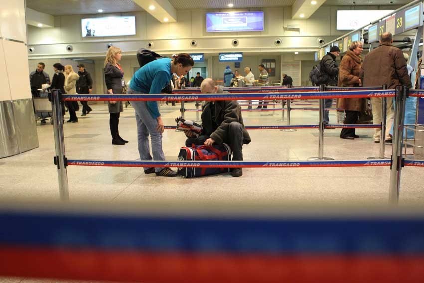 A suicide bomber carrying a suitcase walked into Moscow&apos;s Domodedovo airport and set off a huge explosion Monday, killing 35 people and wounding 180. January 24, 2011. [Photo/Xinhua]