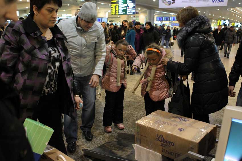 A suicide bomber carrying a suitcase walked into Moscow&apos;s Domodedovo airport and set off a huge explosion Monday, killing 35 people and wounding 180. January 24, 2011. [Photo/Xinhua]