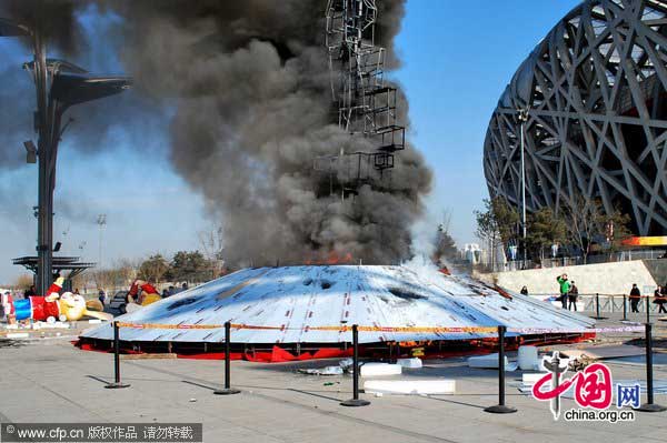 Smoke billows from the fire site on the west side of the Beijing National Stadium on Jan 24,2011.[Photo/CFP]