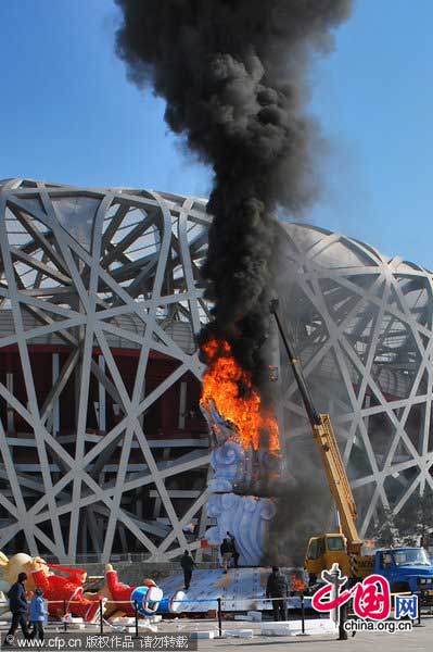 Smoke billows from the fire site on the west side of the Beijing National Stadium on Jan 24,2011.[Photo/CFP]