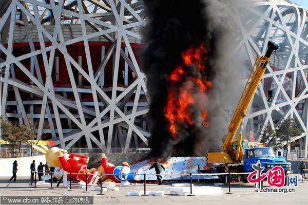 Smoke billows from the fire site on the west side of the Beijing National Stadium on Jan 24,2011.[Photo/CFP]