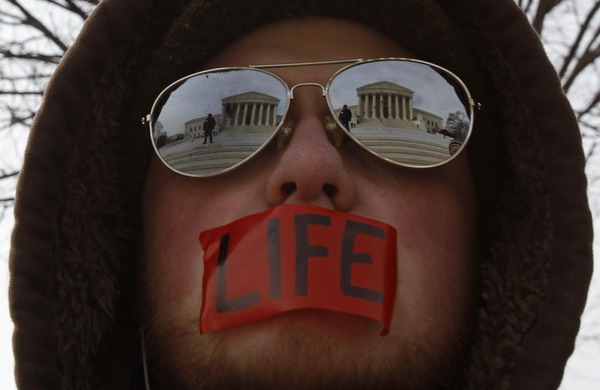 The US Supreme Court building is reflected in the sunglasses of a pro-life supporter during a demonstration marking the anniversary of the Supreme Court&apos;s 1973 Roe v. Wade abortion decision in Washington, Jan 24, 2011. [China Daily/Agencies]