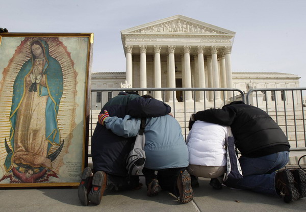 Pro-life supporters kneel and pray during a demonstration marking the anniversary of the Supreme Court&apos;s 1973 Roe v. Wade abortion decision in Washington, Jan 24, 2011. [China Daily/Agencies]