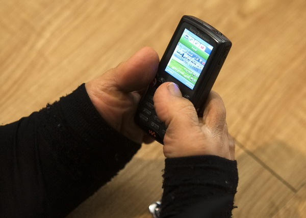 Zohre Etezadolsaltaneh, 49, uses phone with her feet in Tehran Jan 24, 2011.[China Daily/Agencies]