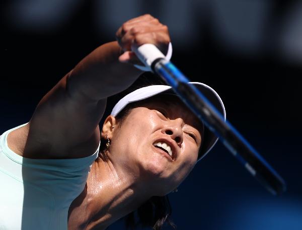 China's Li Na hits a return during the quarterfinal match of women's singles against Andrea Petkovic of Germany at the Australian Open tennis tournament in Melbourne, Australia, Jan. 25, 2011. (Xinhua/Meng Yongmin)