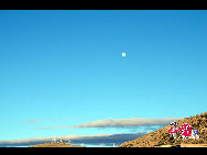 Being one of the highest highways in the world, Qinghai-Tibet highway starts from Xining, Qinghai Province. The highway crosses four mountains, namely Kunlun Mountain, Fenghuo Mountain, Tangula Mountain, and Nyainqentanglha Mountain. It spans three rivers, Tongtian River, Tuotuo River and Chuma'er River. [Photo by Chen Zhu]