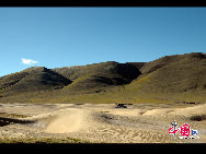 Being one of the highest highways in the world, Qinghai-Tibet highway starts from Xining, Qinghai Province. The highway crosses four mountains, namely Kunlun Mountain, Fenghuo Mountain, Tangula Mountain, and Nyainqentanglha Mountain. It spans three rivers, Tongtian River, Tuotuo River and Chuma'er River. [Photo by Chen Zhu]