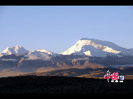 Being one of the highest highways in the world, Qinghai-Tibet highway starts from Xining, Qinghai Province. The highway crosses four mountains, namely Kunlun Mountain, Fenghuo Mountain, Tangula Mountain, and Nyainqentanglha Mountain. It spans three rivers, Tongtian River, Tuotuo River and Chuma'er River. [Photo by Chen Zhu]