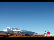 Being one of the highest highways in the world, Qinghai-Tibet highway starts from Xining, Qinghai Province. The highway crosses four mountains, namely Kunlun Mountain, Fenghuo Mountain, Tangula Mountain, and Nyainqentanglha Mountain. It spans three rivers, Tongtian River, Tuotuo River and Chuma'er River. [Photo by Chen Zhu]