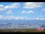 Being one of the highest highways in the world, Qinghai-Tibet highway starts from Xining, Qinghai Province. The highway crosses four mountains, namely Kunlun Mountain, Fenghuo Mountain, Tangula Mountain, and Nyainqentanglha Mountain. It spans three rivers, Tongtian River, Tuotuo River and Chuma'er River. [Photo by Chen Zhu]