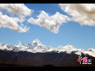 Being one of the highest highways in the world, Qinghai-Tibet highway starts from Xining, Qinghai Province. The highway crosses four mountains, namely Kunlun Mountain, Fenghuo Mountain, Tangula Mountain, and Nyainqentanglha Mountain. It spans three rivers, Tongtian River, Tuotuo River and Chuma'er River. [Photo by Chen Zhu]