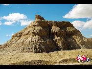 Being one of the highest highways in the world, Qinghai-Tibet highway starts from Xining, Qinghai Province. The highway crosses four mountains, namely Kunlun Mountain, Fenghuo Mountain, Tangula Mountain, and Nyainqentanglha Mountain. It spans three rivers, Tongtian River, Tuotuo River and Chuma'er River. [Photo by Chen Zhu]