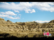 Being one of the highest highways in the world, Qinghai-Tibet highway starts from Xining, Qinghai Province. The highway crosses four mountains, namely Kunlun Mountain, Fenghuo Mountain, Tangula Mountain, and Nyainqentanglha Mountain. It spans three rivers, Tongtian River, Tuotuo River and Chuma'er River. [Photo by Chen Zhu]