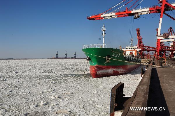 A freighter is docked on the frozen sea in Yingkou port, northeast China&apos;s Liaoning Province, Jan. 24, 2011. The transportation and production at the sea of Liaoning Province are affected by sea ice due to freezing weather.