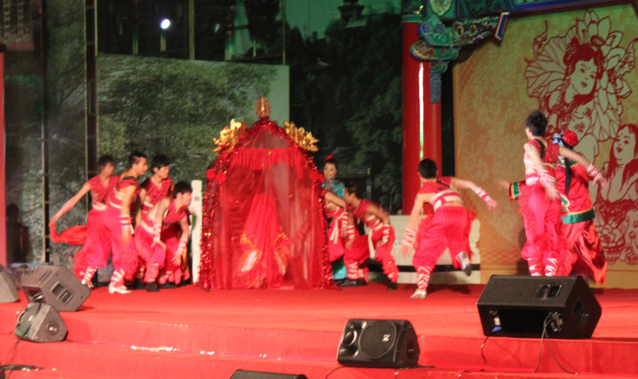 The bride is escorted to the sedan chair that will carry her to the groom's house for wedding. 