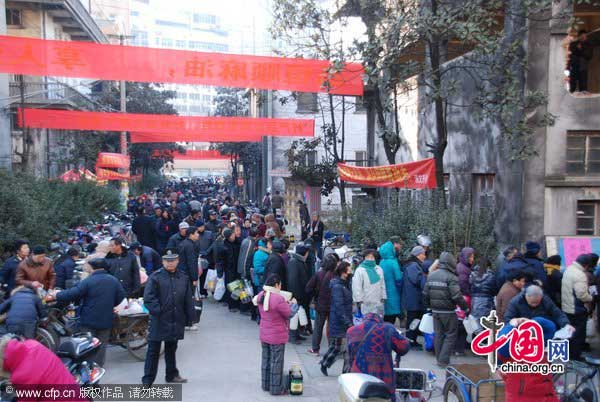 Residents line up to buy soy sauce from a time-honored brand in Zhenjiang, East China&apos;s Jiangsu province, Jan 25, 2011. [Photo/CFP]