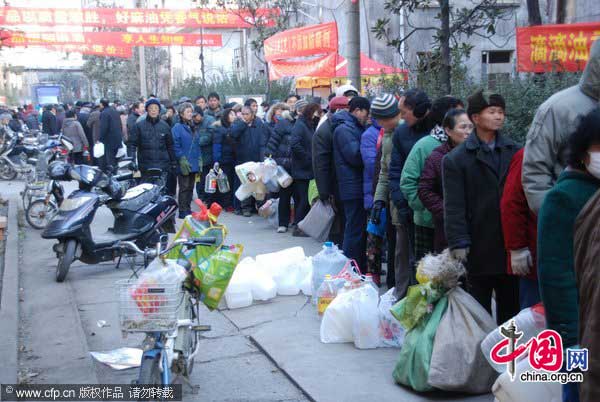 Residents line up to buy soy sauce from a time-honored brand in Zhenjiang, East China&apos;s Jiangsu province, Jan 25, 2011. [Photo/CFP]