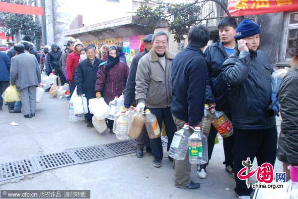 Residents line up to buy soy sauce from a time-honored brand in Zhenjiang, East China&apos;s Jiangsu province, Jan 25, 2011. [Photo/CFP]