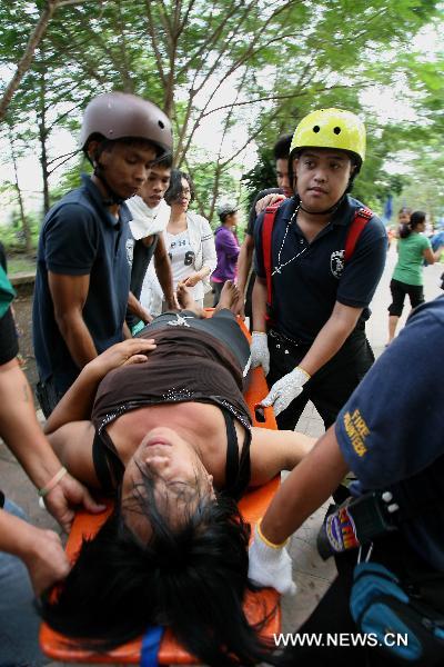 Rescue teams carry a resident who fainted during the demolition of shanties in San Juan City, north of Manila, Jan. 25, 2011. Some 40 people were injuried during the violent demolition that will affect more than 1,000 families in the area. [Xinhua] 