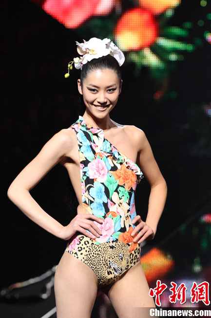 A model presents a creation during the Etam Spring-Summer 2011 collection show in Paris January 24, 2011. [Photo/Chinanews.com]