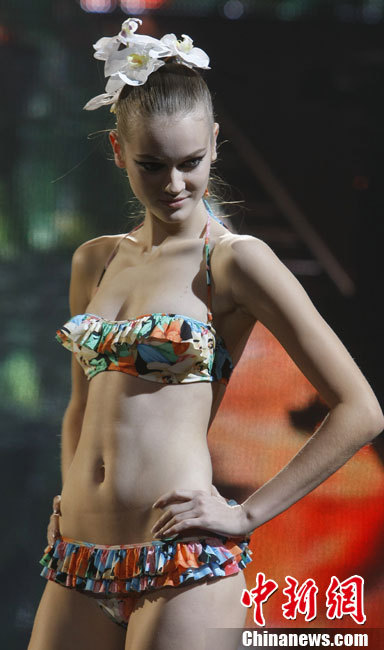 A model presents a creation during the Etam Spring-Summer 2011 collection show in Paris January 24, 2011. [Photo/Chinanews.com]