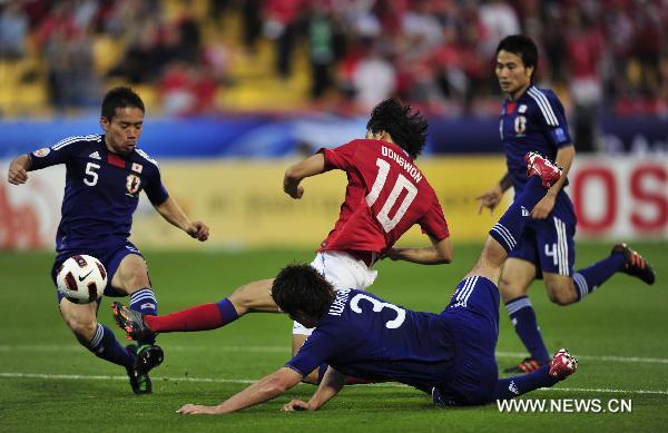 Ji Dong Won (C) of South Korea shoots during the semifinal match between Japan and South Korea at the Asian Cup in Doha, capital of Qatar, Jan. 25, 2011. Japan defeated South Korea 3-0 on penalties after a 2-2 draw to reach the Asian Cup final. (Xinhua/Tao Xiyi) 