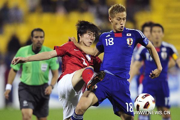 Keisuke Honda (R front) of Japan fights for the ball during the semifinal match between Japan and South Korea at the Asian Cup in Doha, capital of Qatar, Jan. 25, 2011. Japan defeated South Korea 3-0 on penalties after a 2-2 draw to reach the Asian Cup final. (Xinhua/Tao Xiyi) 