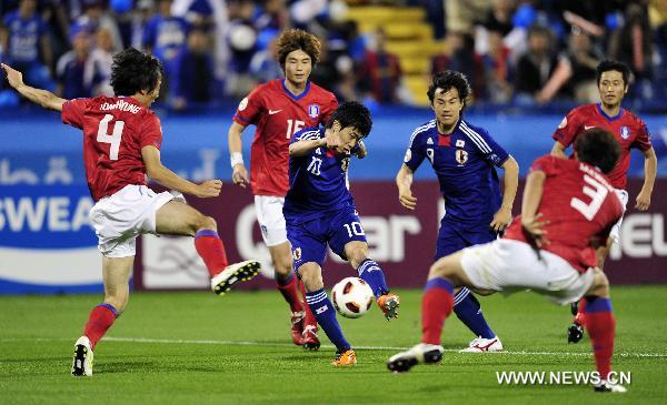 Shinji Kagawa (C) of Japan shoots during the semifinal match between Japan and South Korea at the Asian Cup in Doha, capital of Qatar, Jan. 25, 2011. Japan defeated South Korea 3-0 on penalties after a 2-2 draw to reach the Asian Cup final. (Xinhua/Tao Xiyi) 