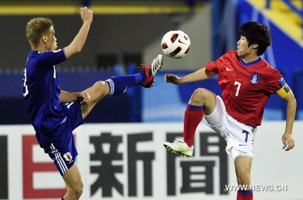 Keisuke Honda (L) of Japan fights for the ball with Park Ji Sung of South Korea during the semifinal match between Japan and South Korea at the Asian Cup in Doha, capital of Qatar, Jan. 25, 2011. Japan defeated South Korea 3-0 on penalties after a 2-2 draw to reach the Asian Cup final. (Xinhua/Tao Xiyi) 