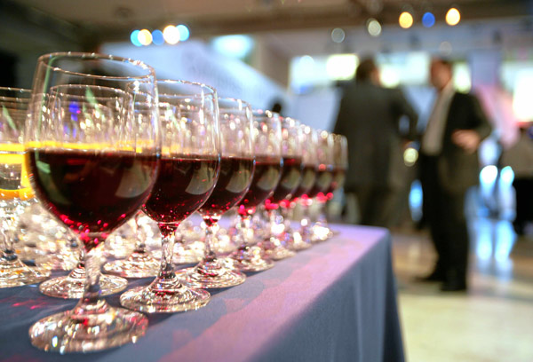 Glasses of wine are lined up for the welcome reception of the Annual Meeting 2011 of the World Economic Forum in Davos, Switzerland, Jan. 25, 2011. [Xinhua]