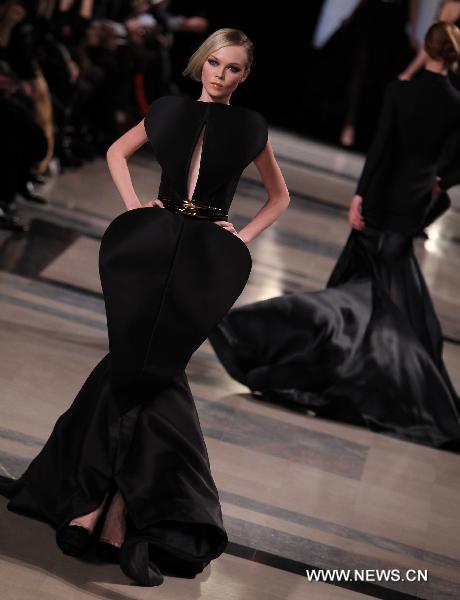 A model presents a creation by French designer Stephane Rolland during Haute Couture Spring-Summer 2011 fashion show in Paris, capital of France, Jan. 25, 2011.